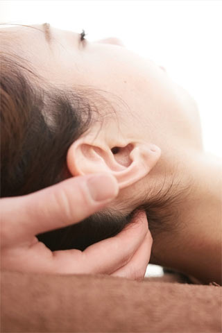 首のマッサージを受ける女性